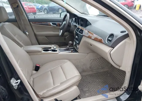 2012 Mercedes-Benz C 250 Luxury/Sport z USA, uszkodzony, nr VIN WDDGF4HB2CR223687